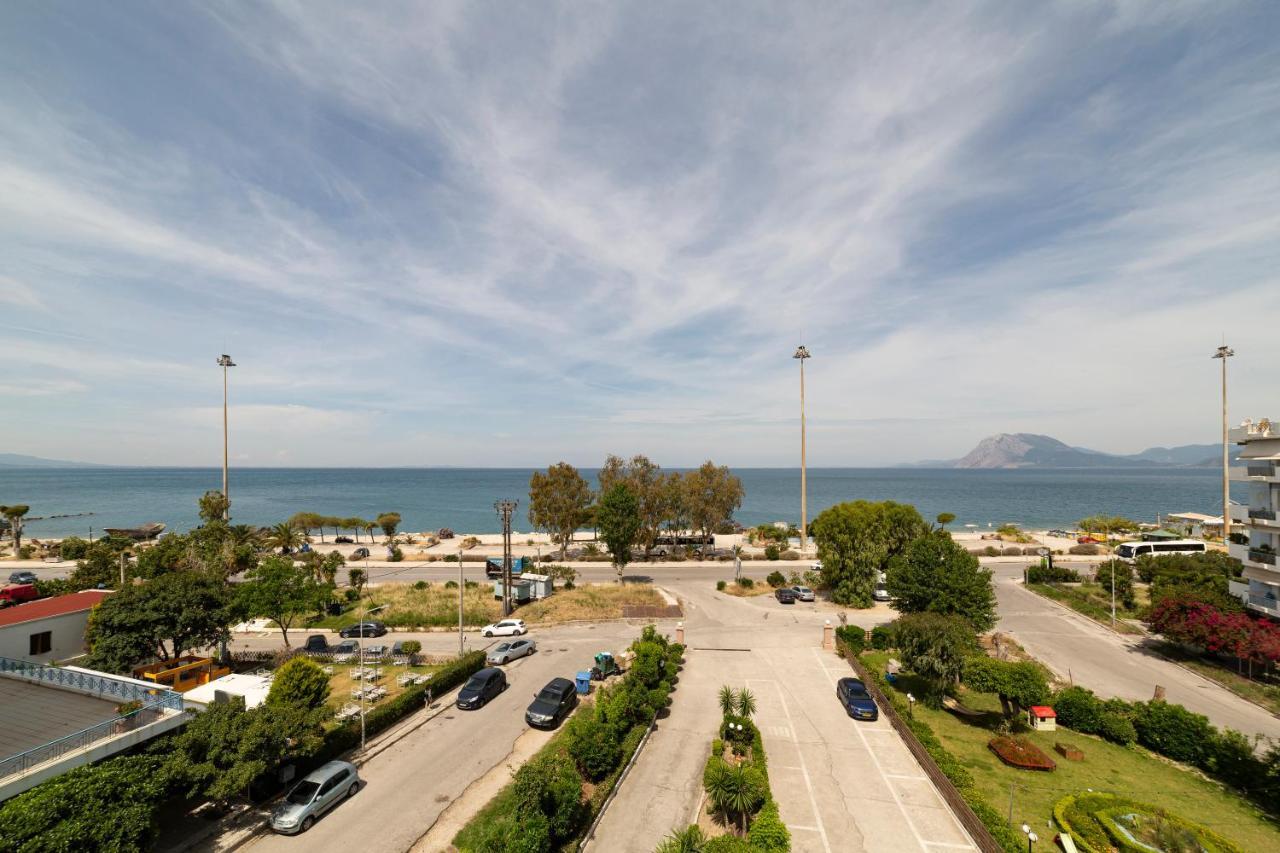 Delfini Hotel Патра Екстериор снимка