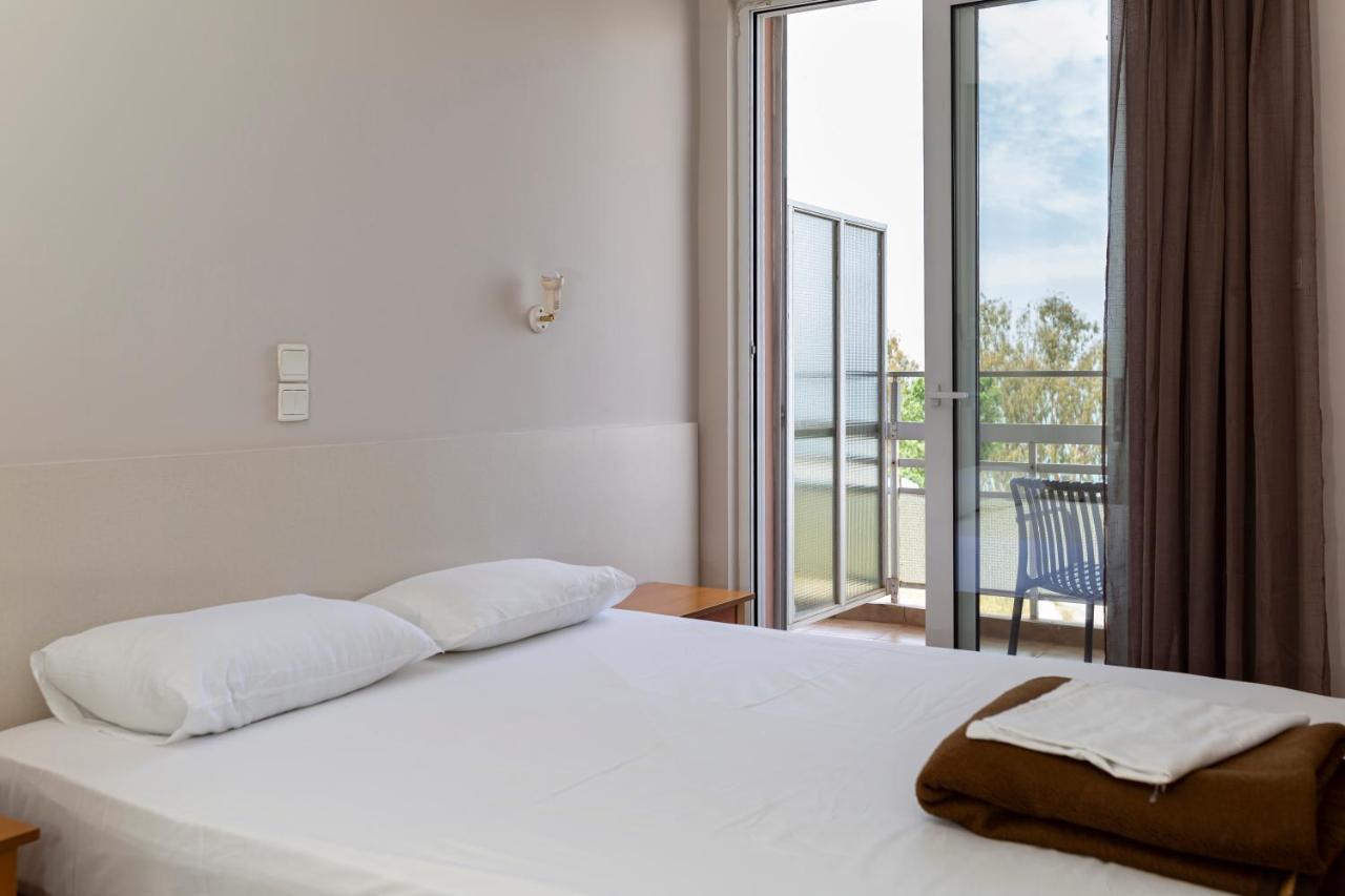 Delfini Hotel Патра Екстериор снимка