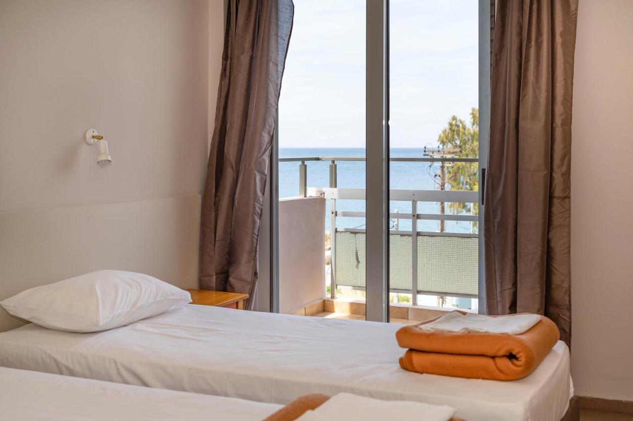 Delfini Hotel Патра Екстериор снимка