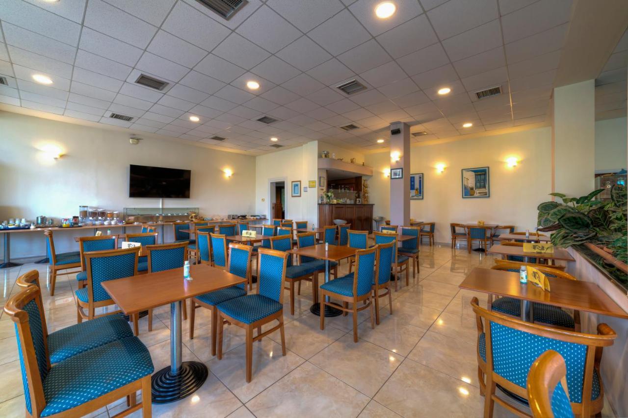 Delfini Hotel Патра Екстериор снимка