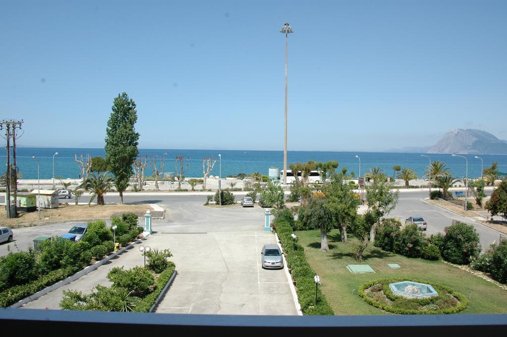 Delfini Hotel Патра Екстериор снимка