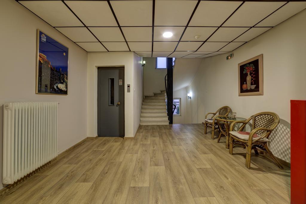 Delfini Hotel Патра Екстериор снимка