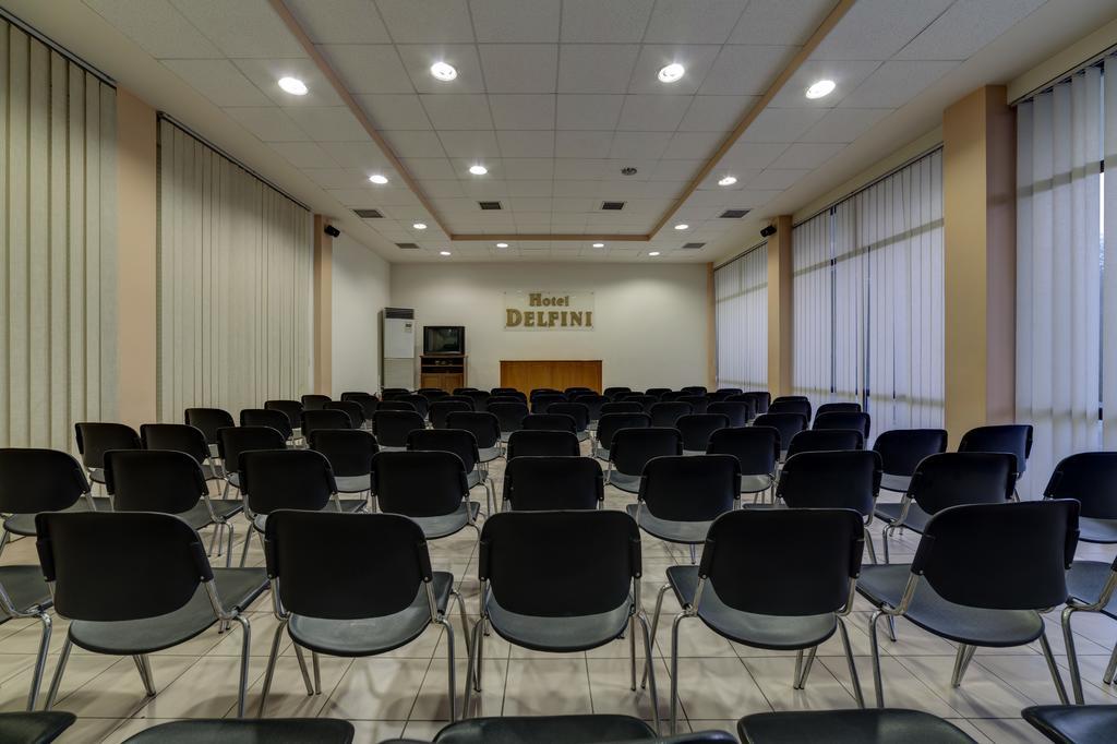 Delfini Hotel Патра Екстериор снимка